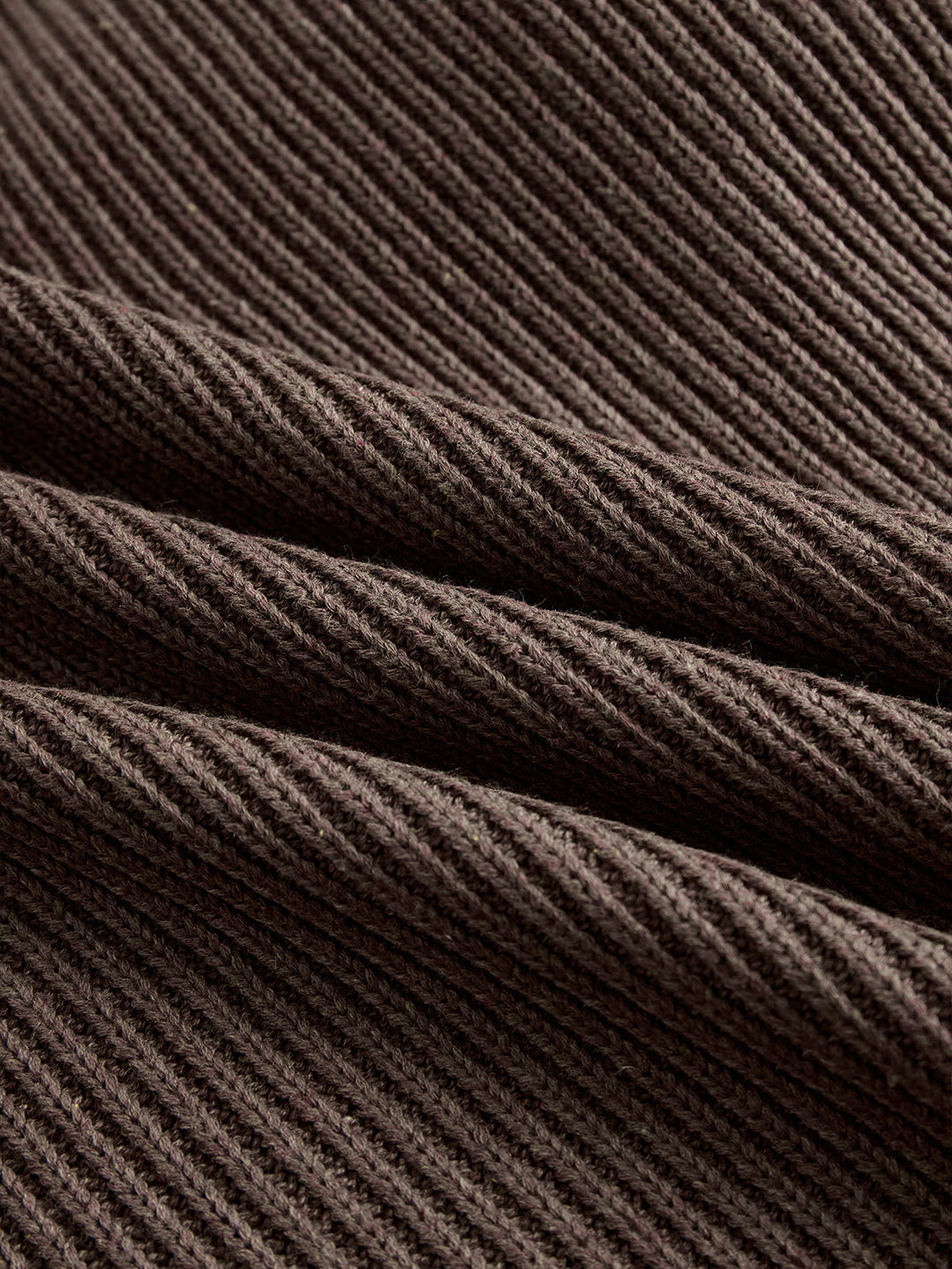 Volánkové svetrové šaty – mäkké, teplé a romantické.